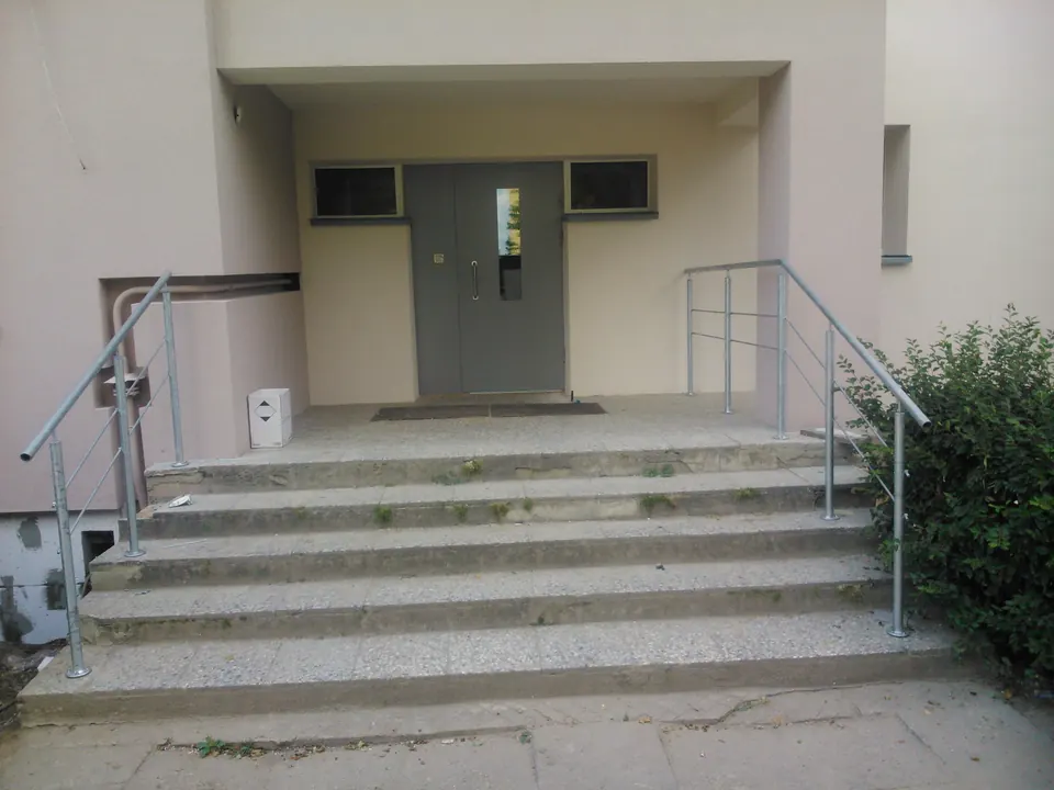 Plieniniai turėklai prie įėjimo laiptų