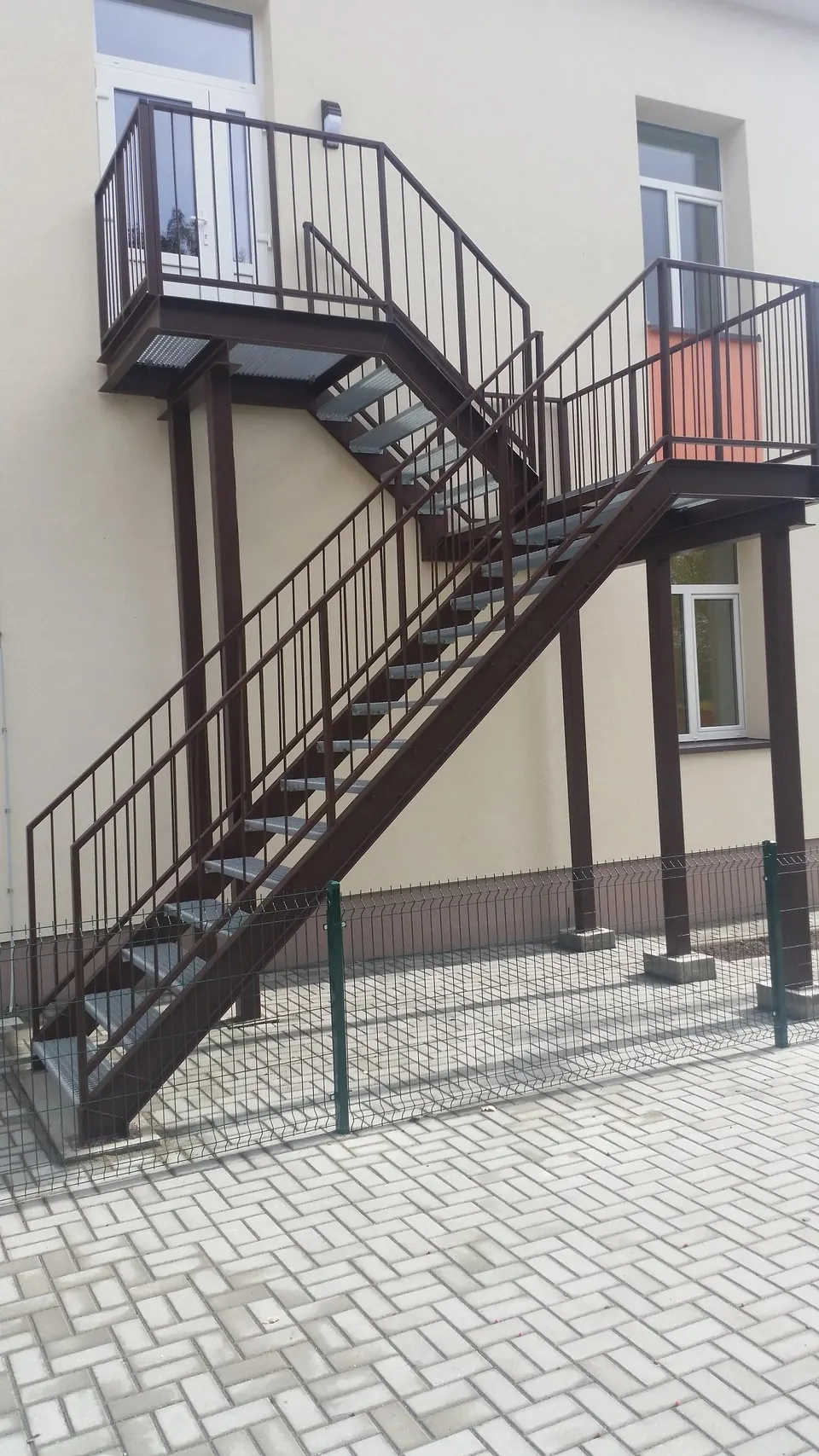 Plieniniai lauko laiptai su aikštele