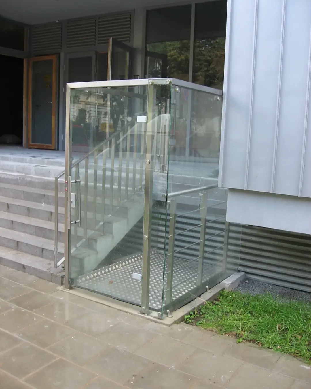Real Ekodarna installations: KN-45 glass lift, LK-1 at a shop entrance, AK-2 at a facade